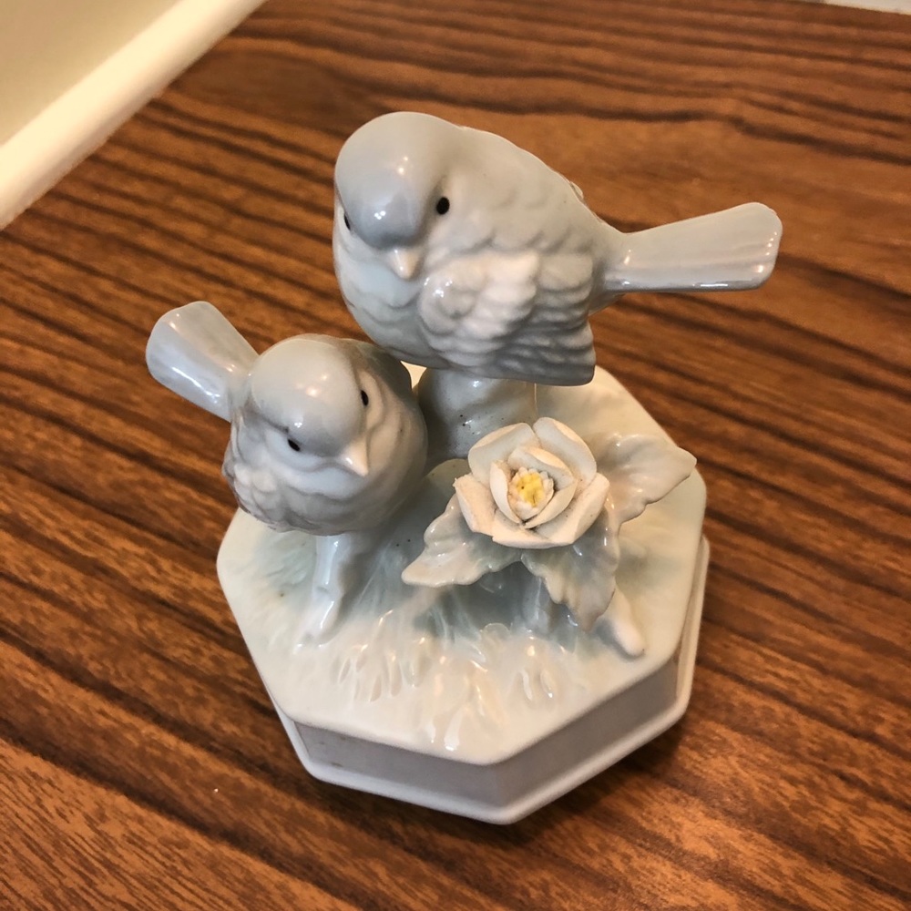 Beautiful bird musical figurine made in Japan.